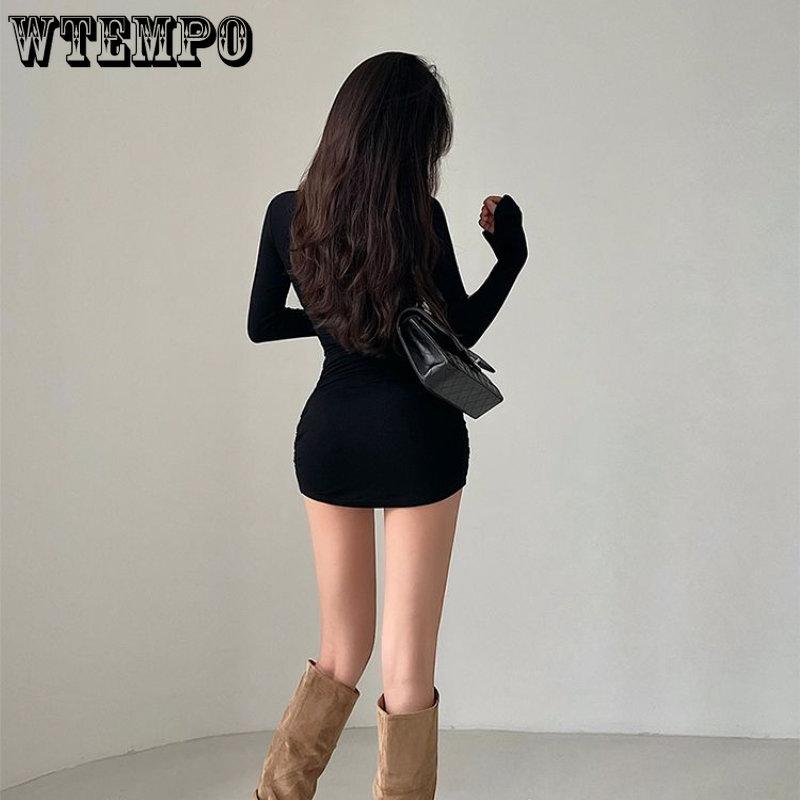 Přiléhavé skládané šaty s dlouhým rukávem a výstřihem do V s jarními a podzimními dámskými šaty na hýždě