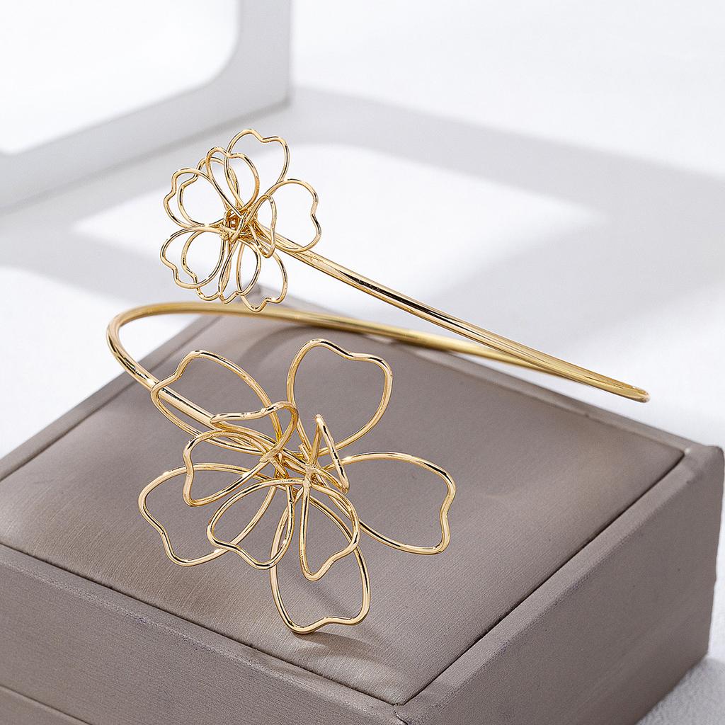 Bohemian Hollow Metal Flower Upper Arm Bracelet for Women Vintage Punk Gold Color Geometric Bangles Party Fashion Jewelry Gifts