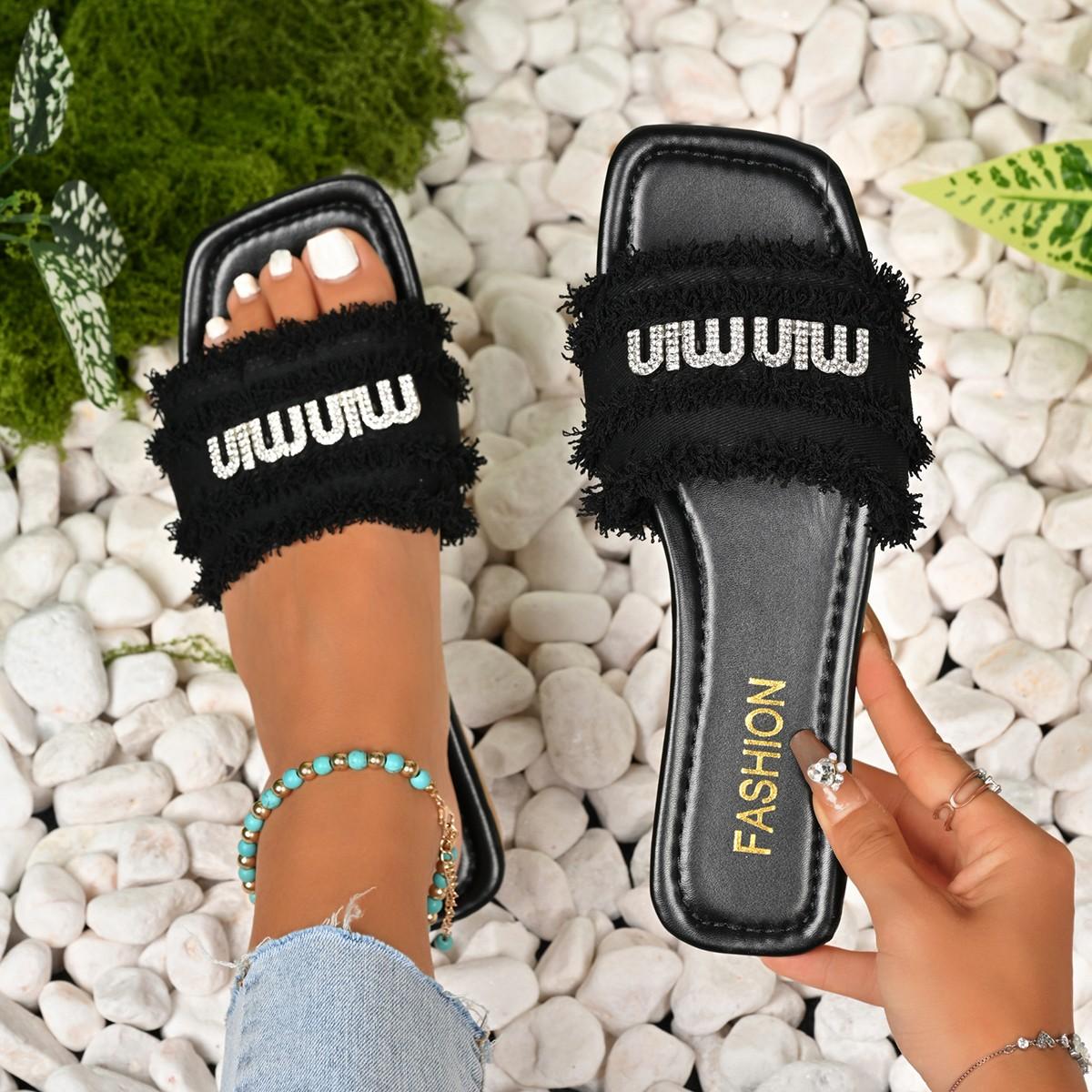 

Модные женские шлепанцы Летние слайды с металлической пряжкой Плоская обувь Модные сандалии Женский дизайнер 2025 Удобные женские туфли Слайды 35 чёрный