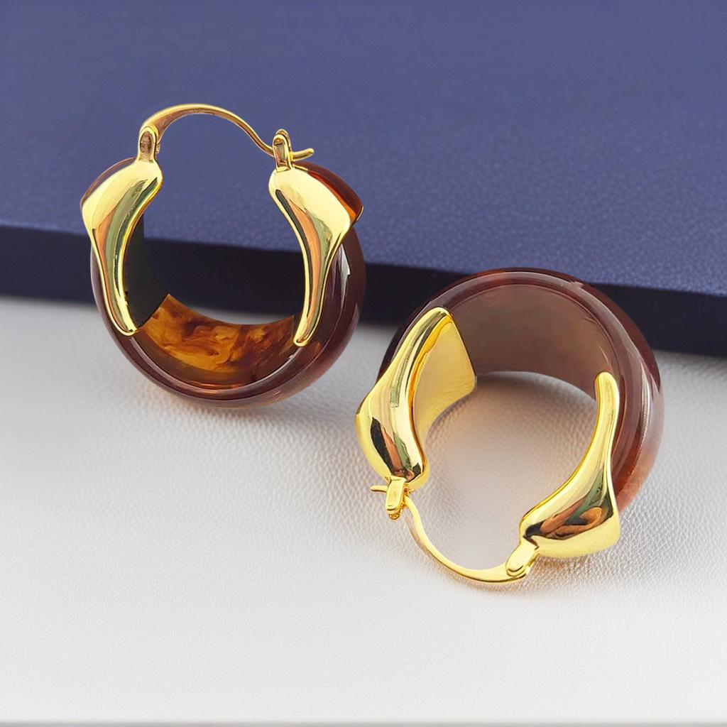 Retro Coffee Resin Ear Cuff: Autumn/Winter Hong Kong Style Elegant Earrings