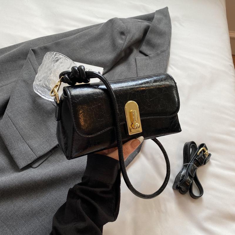 Simple And Trendy Shoulder Bag, Premium Messenger Bag, Commuter Baguette Bag, Retro Hand-Held Underarm Women'S Bag.