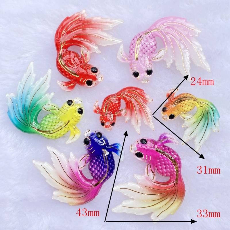 10 Stück Neues Acryl Süßer Goldfisch Mit Einem Loch Flache Rückseite Cabochon Scrapbooking Haarspange Mitte Verzierungen DIY Zubehör F70