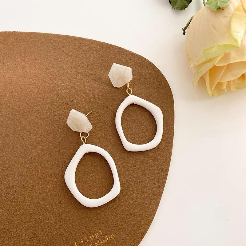 Niche Design Sense Retro Hong Kong Style Acrylic Earrings Women, Temperament Light Luxury Holiday Style Long Earrings Earrings