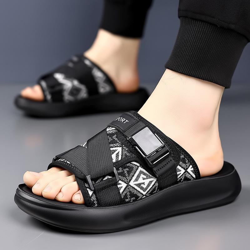 

Fashion casual beach shoes are breathable, deodorant and non-slip in summer, and sandals are fashion trendy Korean version of black sandals. 39