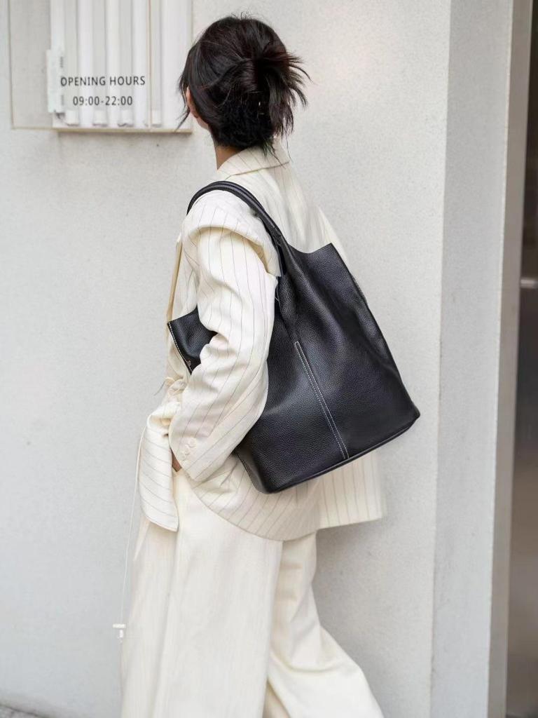 Geantă Găleată Strat Superior Piele de Vacă: Geantă de mână din piele moale naturală, Mare A4 pentru navetă, Stil casual versatil pentru guler alb