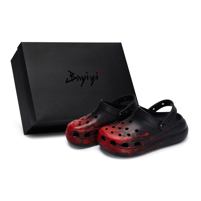 

Crocs Classic clog 811 made Escape from the scene Special shoe box Fluid ink splash hole shoes unisex style black and red 36-37