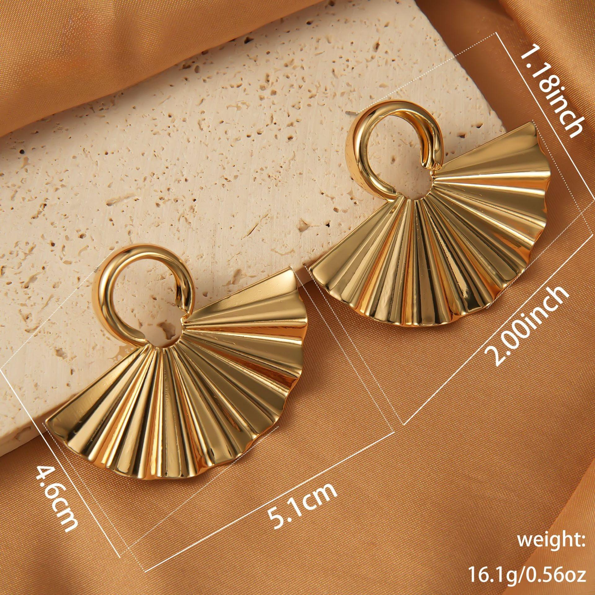

Stud Earrings Metal Folding Iron Stud Earrings Fan-shaped Geometric Retro Exaggerated Stud Earrings one-size золотой
