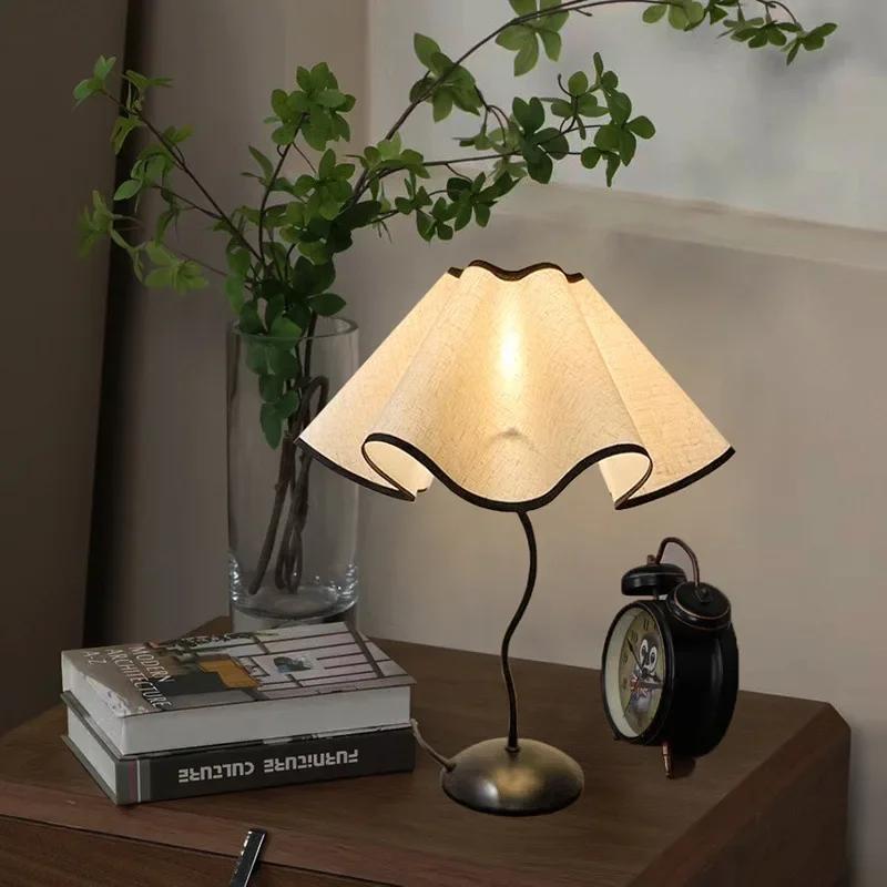 Nordic LED Table Lamp Bedroom Living Room Bedside Retro Bar Coffee Dining Desktop Decoration Night Light Desk Lamps