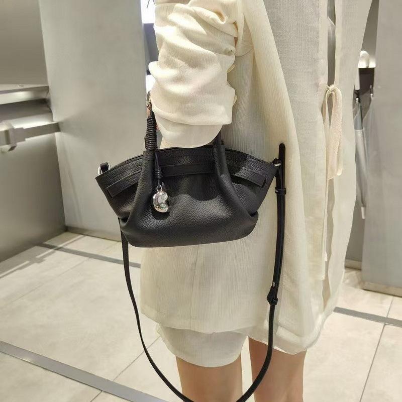 2026 New Leather Vegetable Basket Handbag Women's Niche Design Cloud Dumpling Bag Pendant Shoulder Bag Messenger Bag