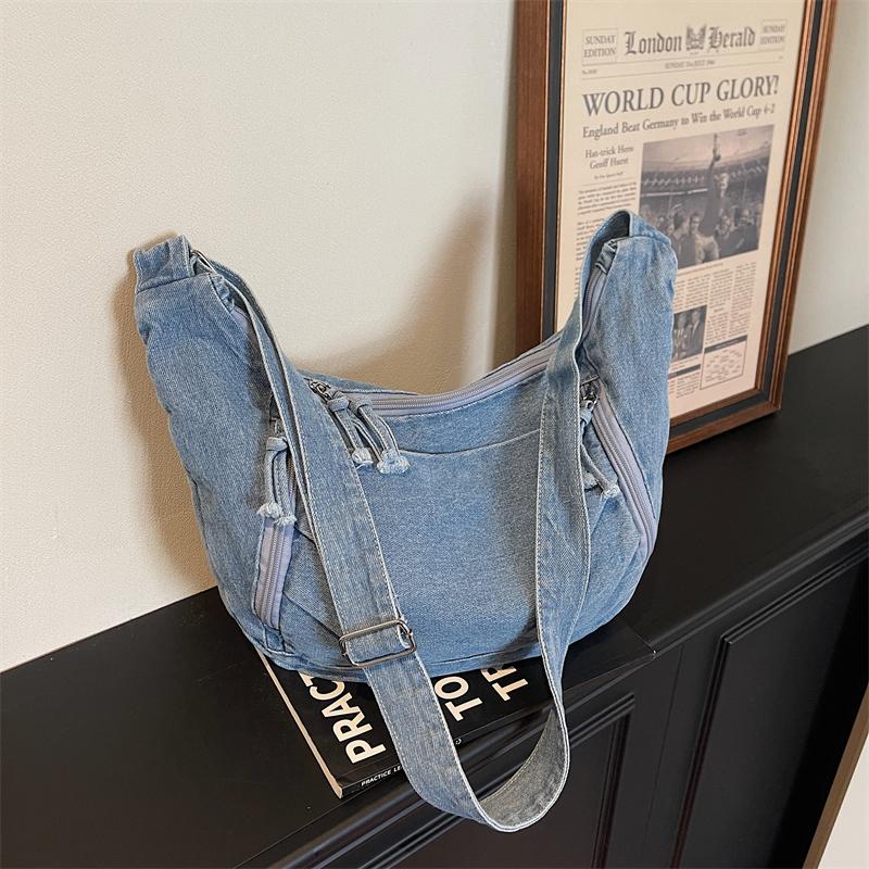 Retro large-capacity foreign-style personalized dumpling bag 2026 spring new fashion college student commuting shoulder messenger bag