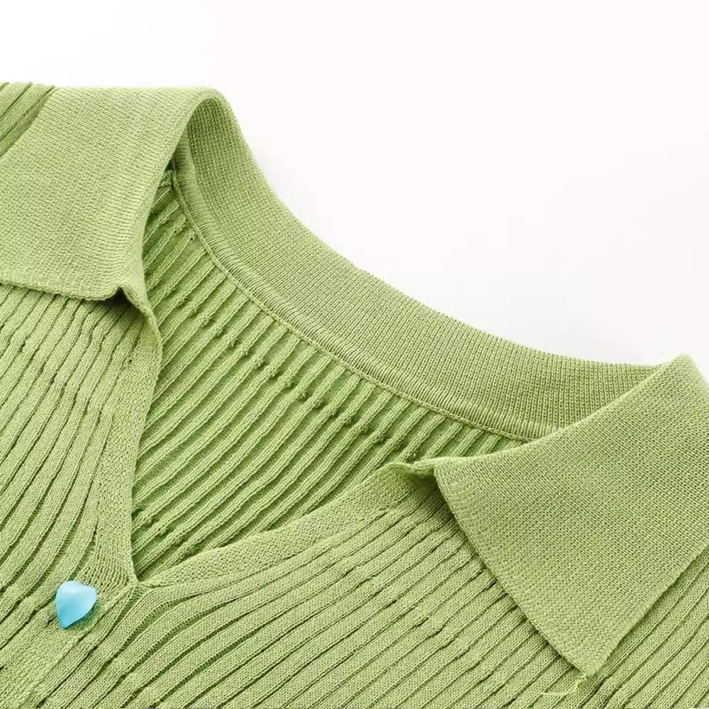 A New Short Pullover for Women's Knitted Sweater, A Cinched Waist and A Fitted Long-sleeved Top, A Lapel Sweater Coat