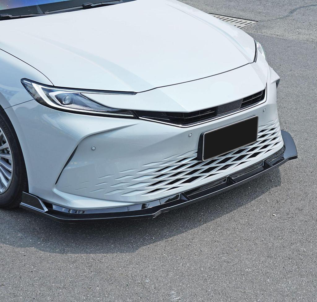 Zestaw Karoserii Przedni i Tylny do Toyoty Camry Model 24: Zawiera przedni splitter, tylny dyfuzor, progi boczne, górny spoiler, tylny spoiler oraz żaluzje