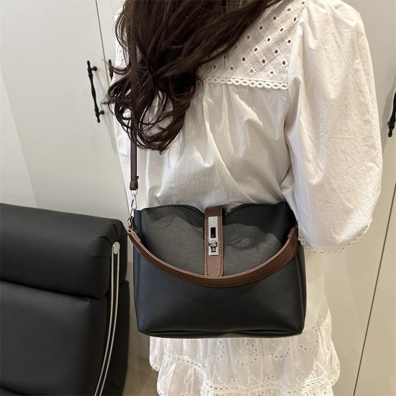 2025 New Fashion Trend Shoulder Messenger Bag Bag Large Capacity Women's Bag Casual Portable Bucket Bag