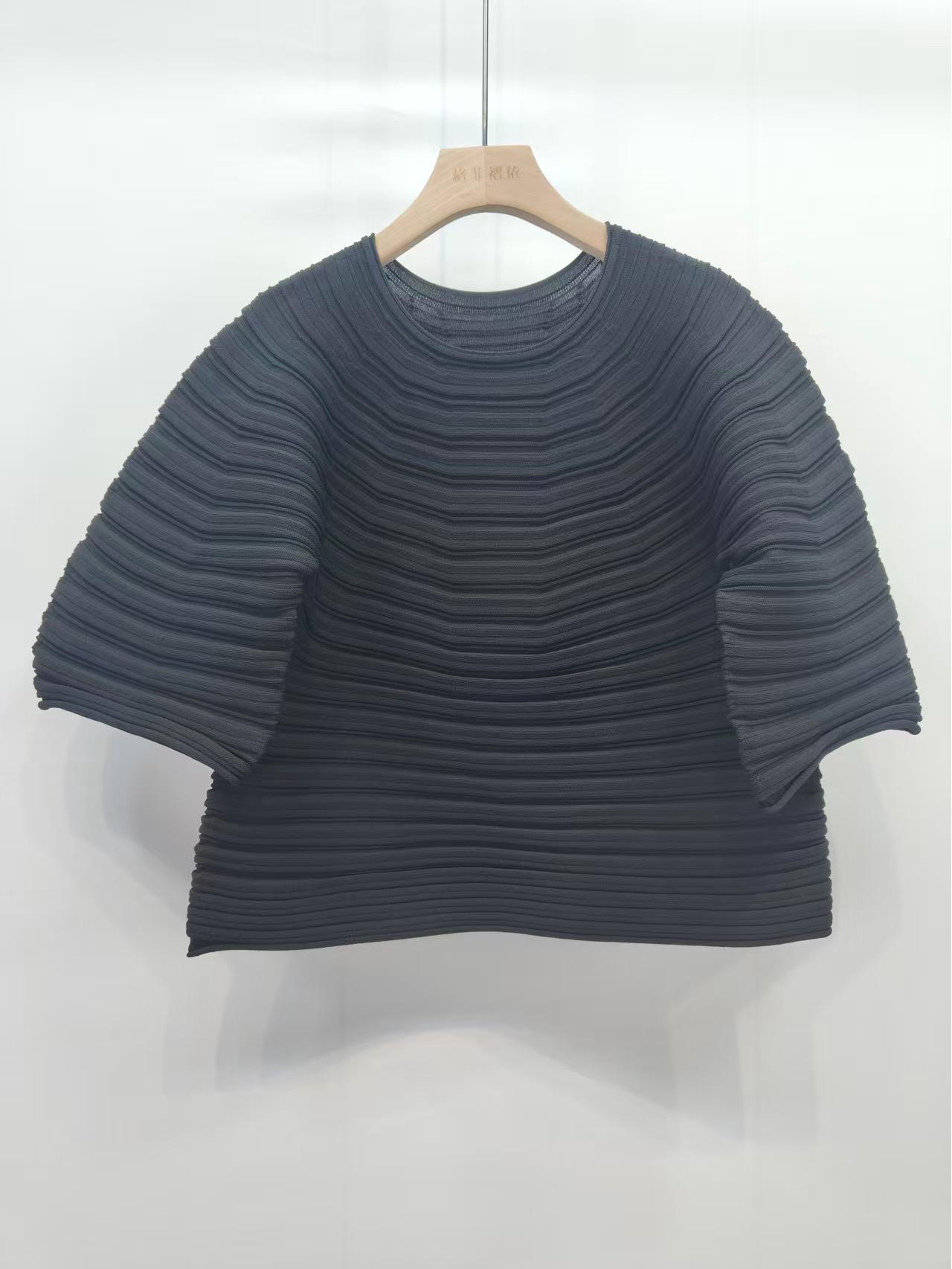 Женский трикотажный топ в скандинавском стиле с плиссировкой, круглым вырезом и коротким рукавом One Size