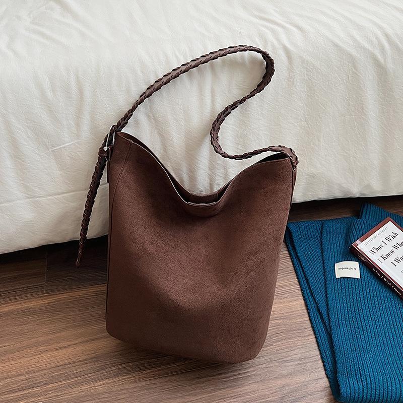 Simple retro large-capacity bag women's 2025 new commuter versatile messenger bag fashionable shoulder underarm bucket bag