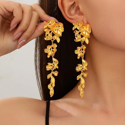 Brincos de Borla de Flor de Cor Dourada de Luxo Exquisitos para Mulheres Moda Metal Flor Folha Pingente Brincos Joias para Festa de Casamento