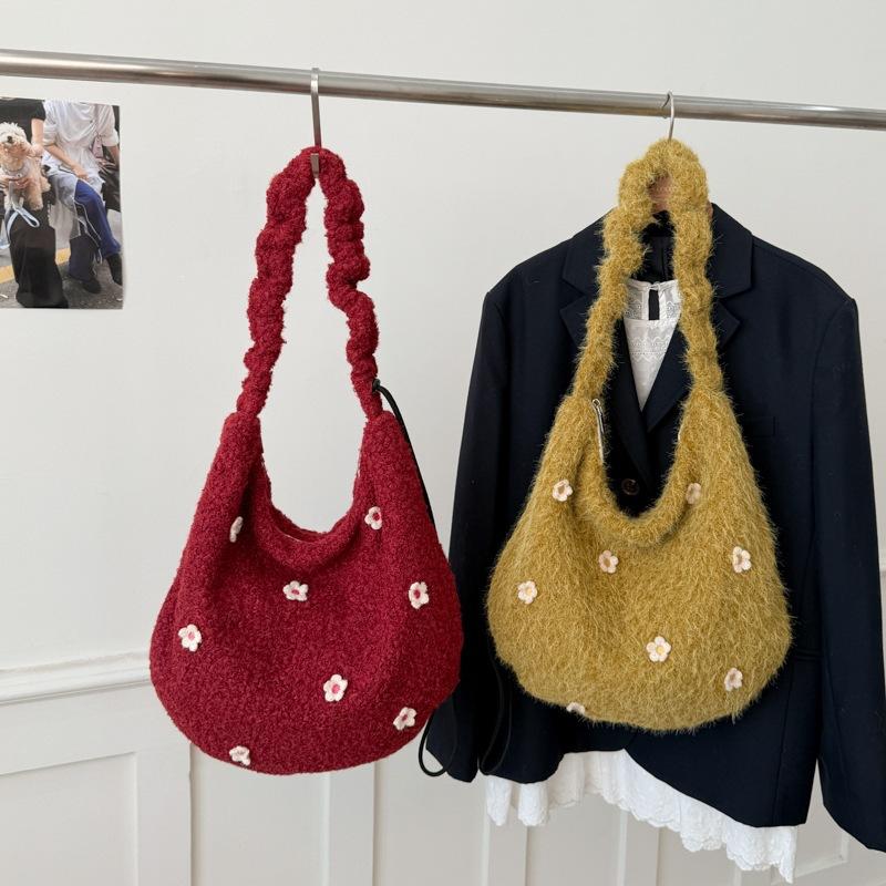 Autumn and winter new plush three-dimensional flower messenger bag drawstring shoulder strap shoulder bag high value portable commuter bag tide bag