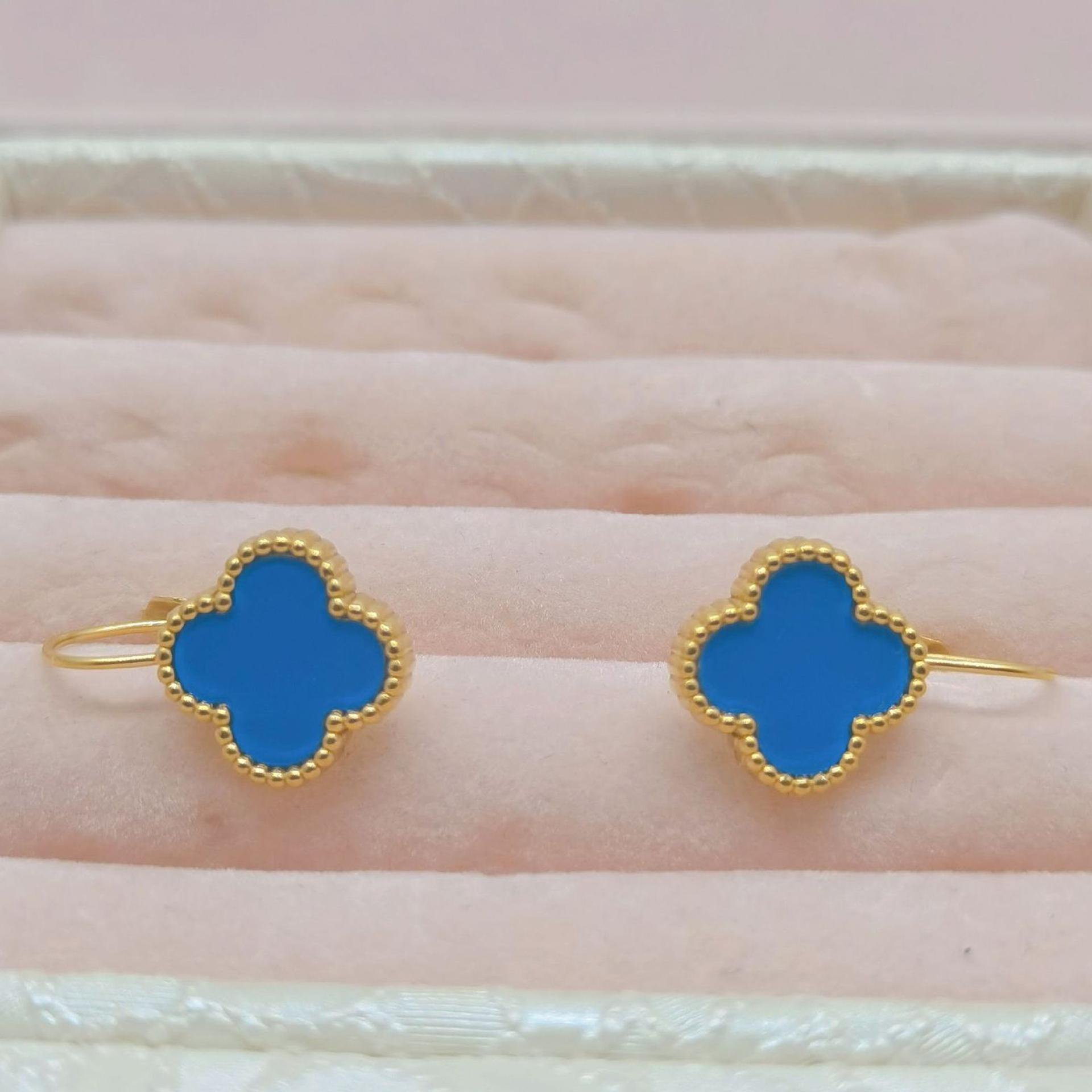 

Серьги из нержавеющей стали с четырьмя листами клевера. Роскошные серьги высокого класса с модным трендом женских сережек. синий