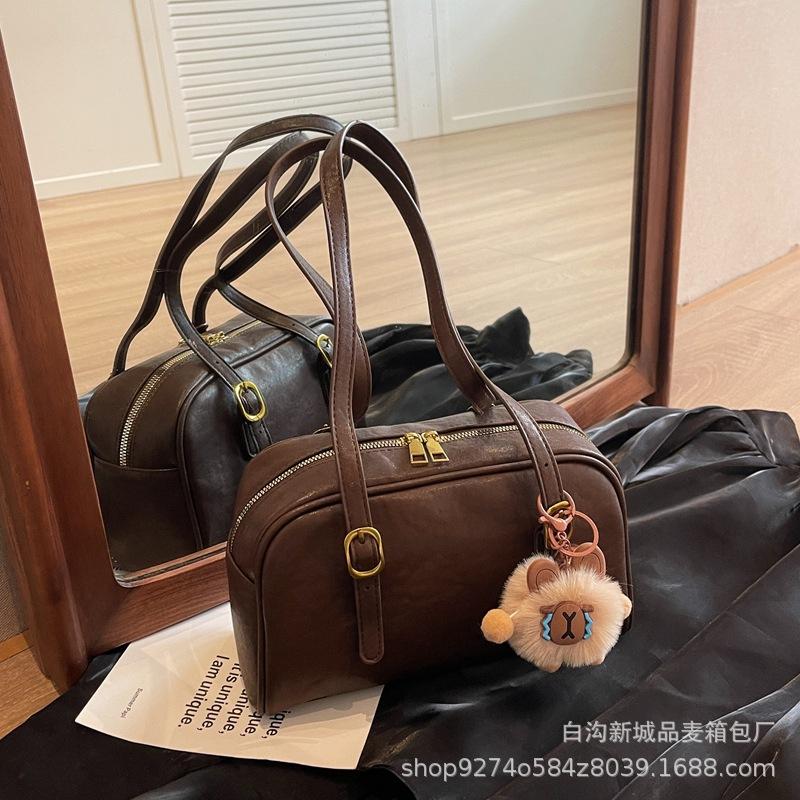 High-end Texture, Fashion, Versatile, Retro Bag, Women's 2025 New Trendy Temperament, Baguette Bag, Shoulder Bag, with Pendant