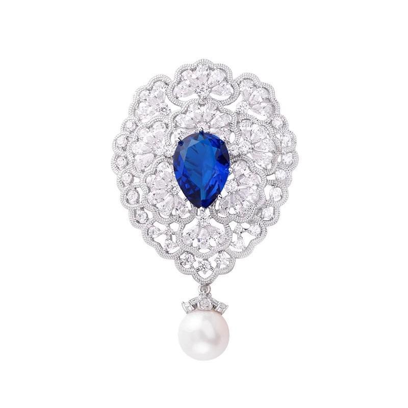 Die florale Perlenbrosche strahlt einen exquisiten und luxuriösen Charme aus. Es verfügt über ein einzigartiges Wassertropfen-Broschen-Design.