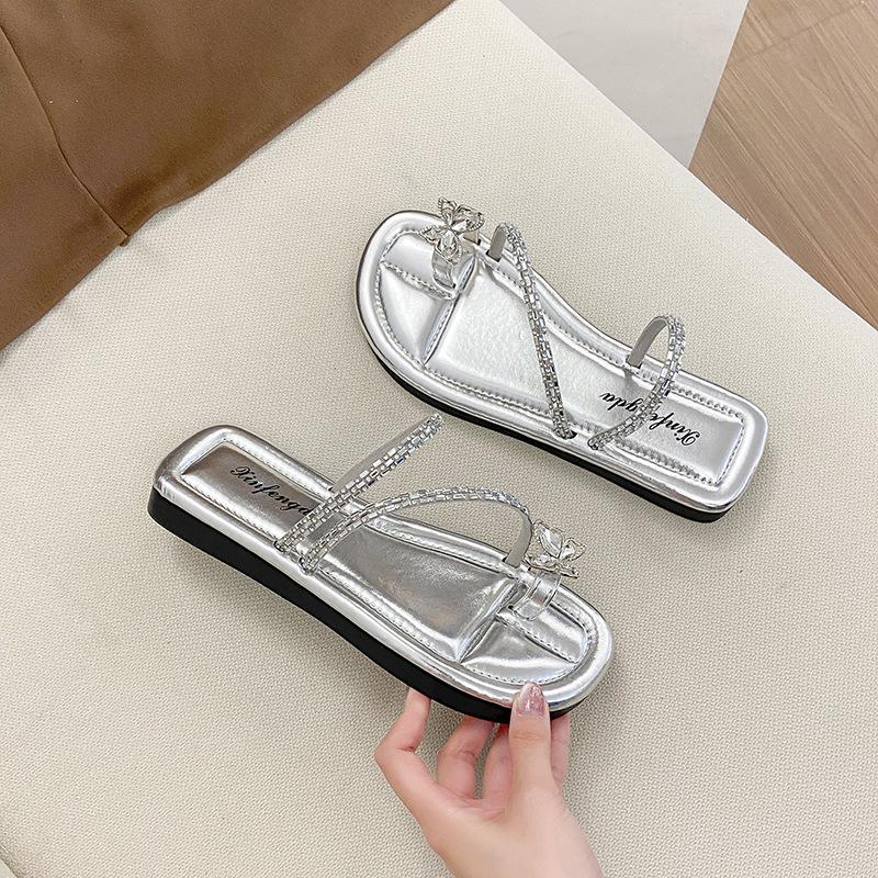 

Плоские французские тапочки с плоским носком, маленькие, классные, женские, новинка 2025 года, мягкая подошва с юбкой, стразы, красивые сандалии для морского побережья 40 серебряный