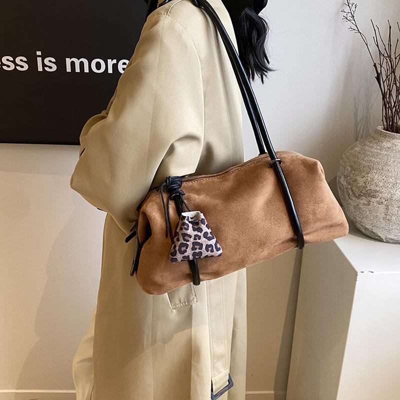 

Ретро нишевая портативная сумка для通勤 женская осень-зима 2025 новая модная замшевая сумка под мышкой большой вместимости рюкзак 38*11*17