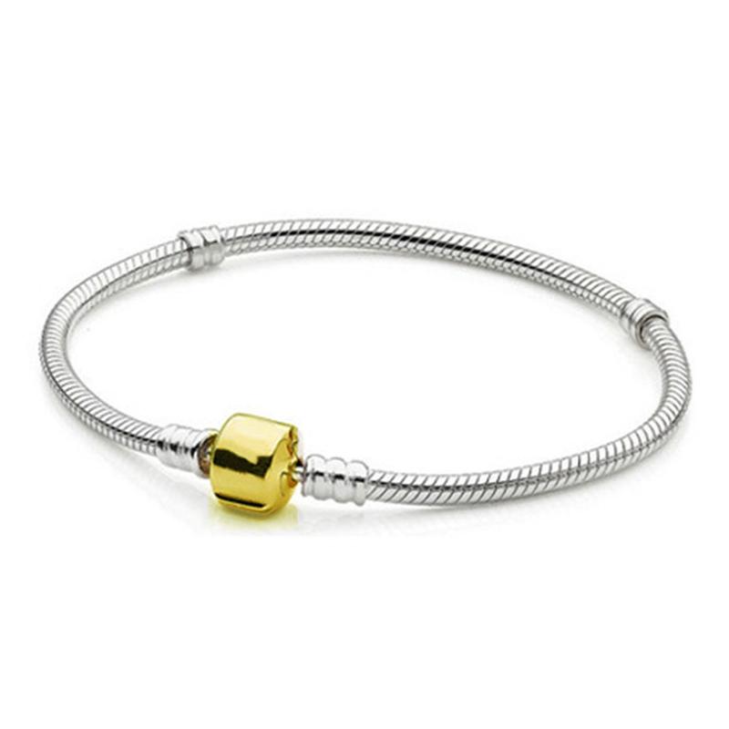 Eenvoudig zelf te maken slangenkettingarmband met Europese bedeltjes, een modieuze sieradenstijl voor dames, zoals die van Mary Poppins.