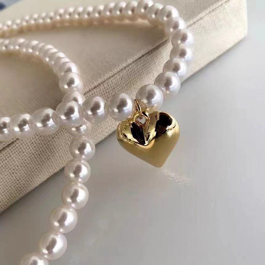Niche design sense light luxury pearl necklace, fashionable and simple gold and silver love pendant pearl collarbone chain