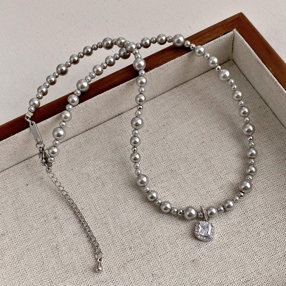 Elegante Halskette mit französischem Perlenanhänger: Hochwertiges quadratisches Design, modische und vielseitige Schlüsselbeinkette.