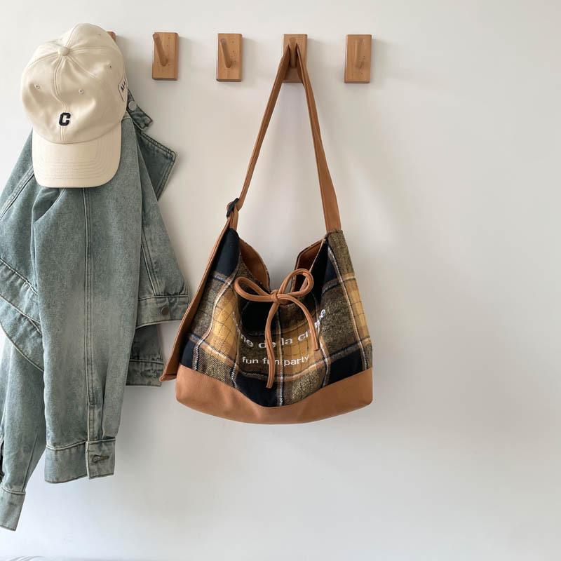 

Autumn solid color casual bow bag 2025 Korean version fashion matte large capacity retro tote underarm bag women жёлтый