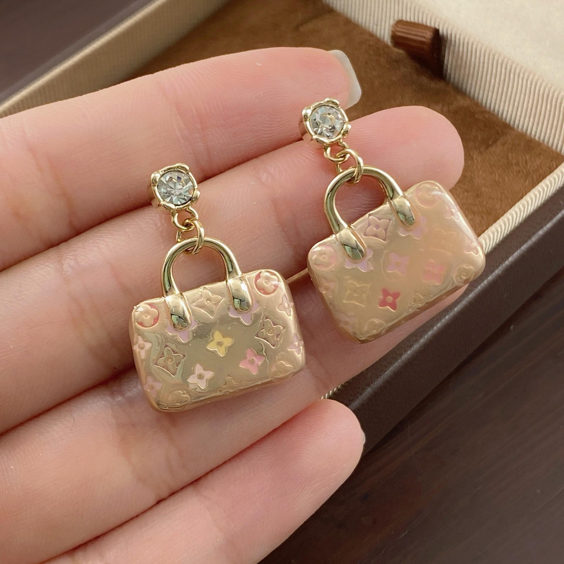 

Модные серьги-подвески для женщин золотой