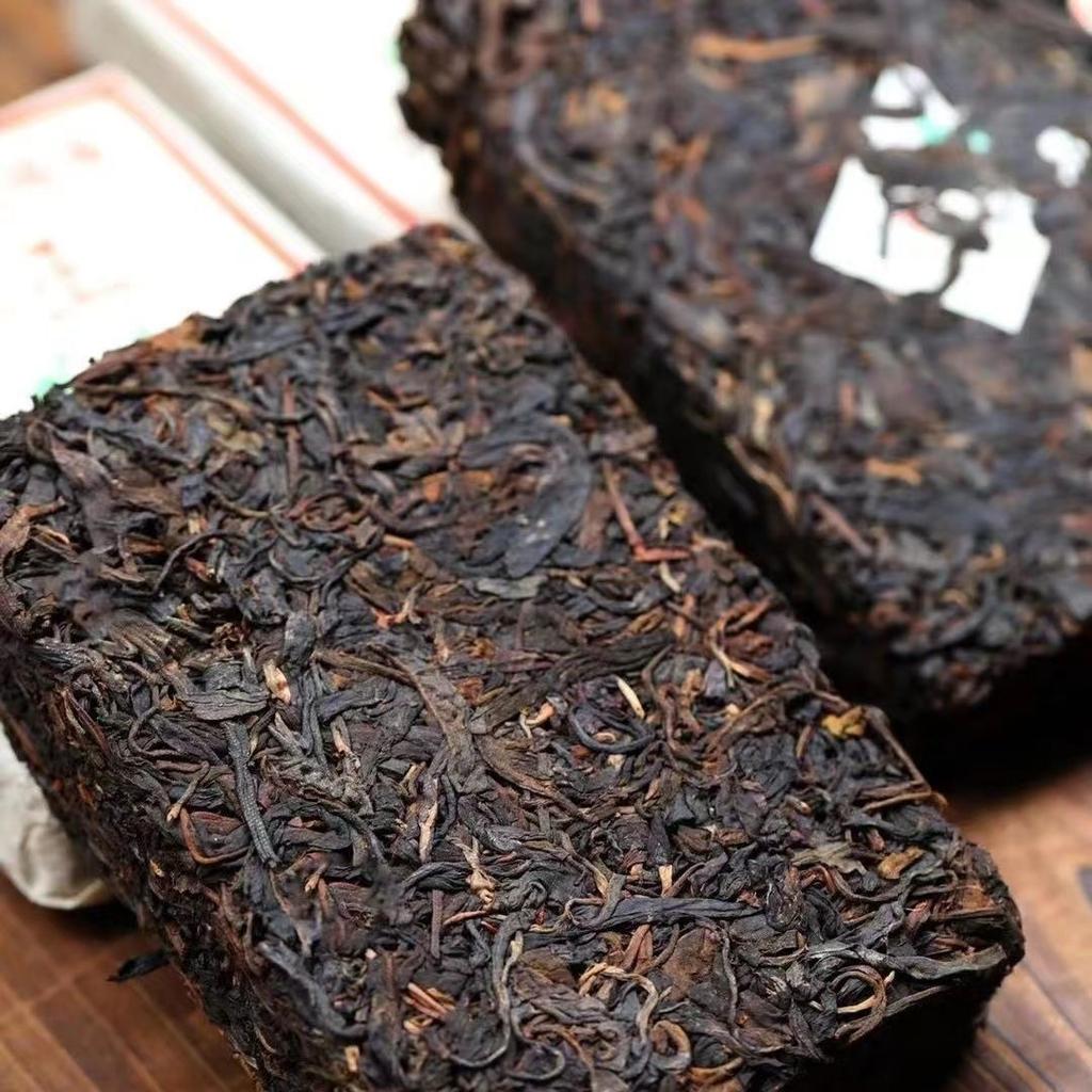 2001 Yiwu Wild Tea Yunnan Ancient Tree Pu'er Tea Smoky Fragrance Raw Tea 300g