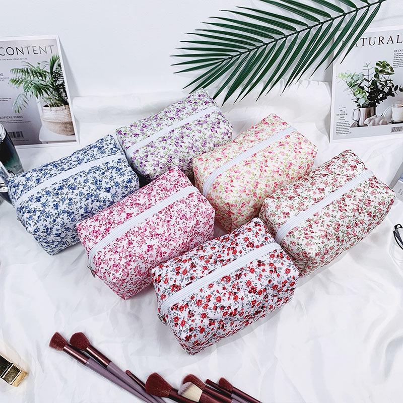Quilted Floral Makeup Bag: Large-Capacity, Portable Cotton Handbag for Toiletries