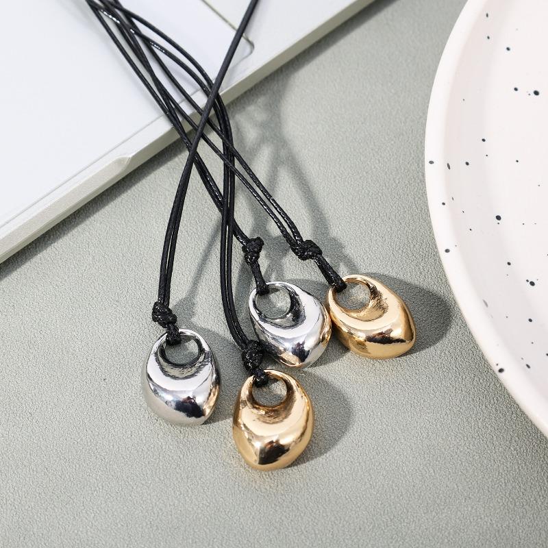 Collier Corde Cuir Noir Minimaliste Femme Automne et Hiver Simple Mode Pendentif Métal Irrégulier Chaîne Pull Longue