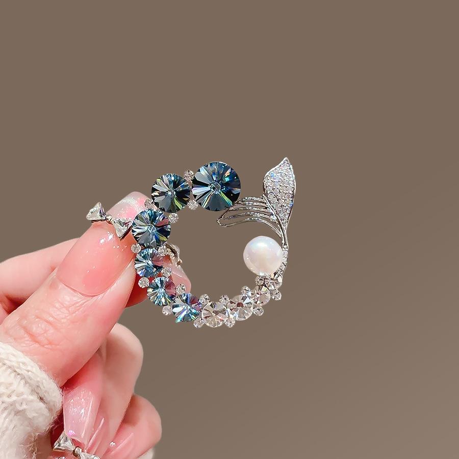 Delicate rhinestone ocean fishtail brooch, high-end women's light luxury pin, anti-light corsage, clothes accessories