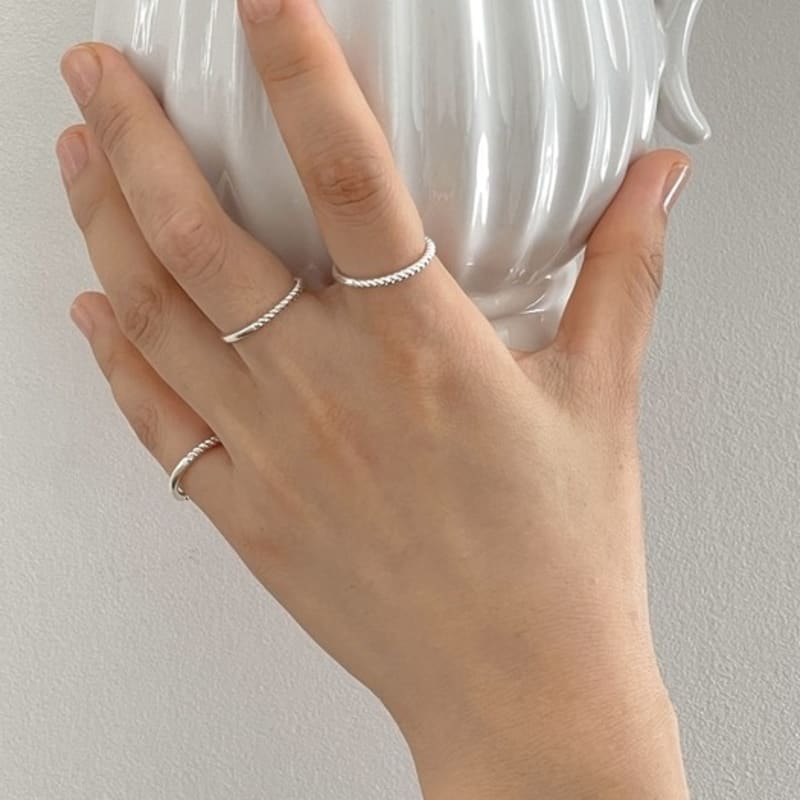 THE BORING Half Twist Ring