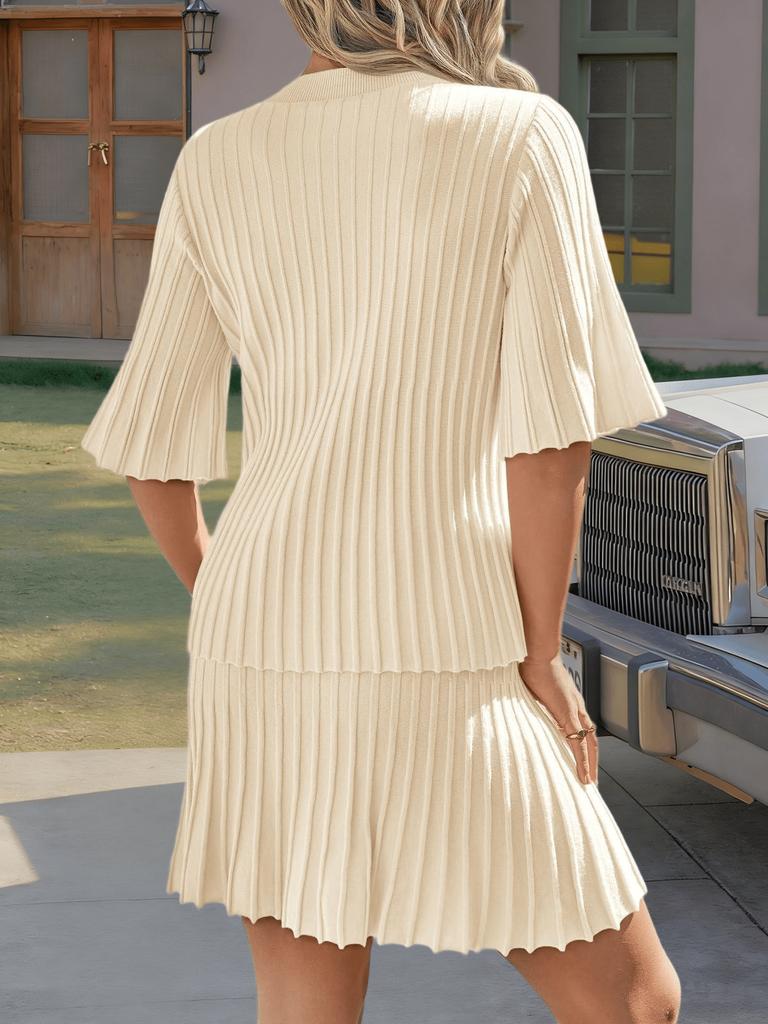 Completo estivo da donna a costine due pezzi: top a mezza manica e gonna plissettata