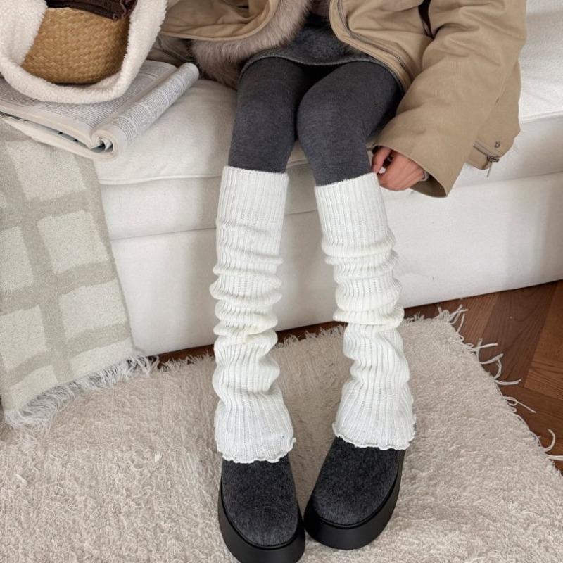 Solid-color Versatile Sock Set for Women in Autumn and Winter, Providing Leg Warmth and Comfort. Thick White Knitted Fabric, Paired with Snow Boots.