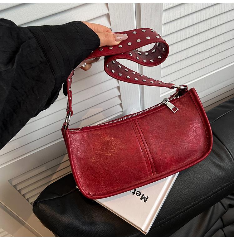

Fashion rivet single shoulder small bag women s 2025 spring new simple small square bag texture oblique span small square bag червоний
