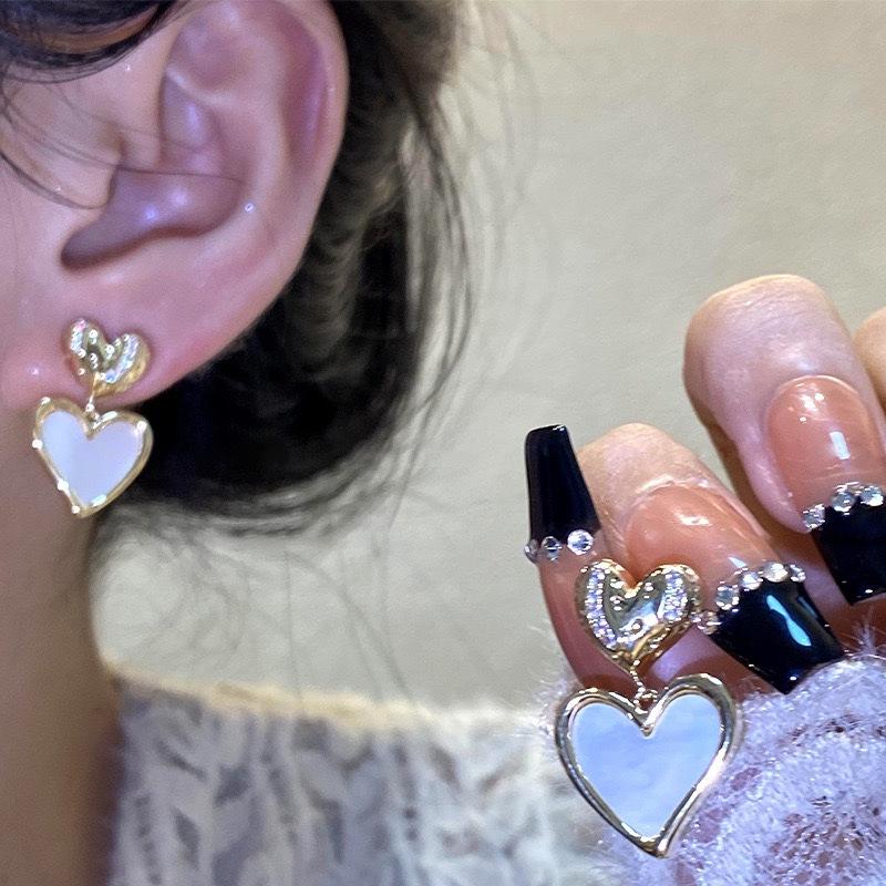 

Korean light luxury fritillary love stud earrings women s niche design sense high-end earrings new trendy autumn and winter earrings