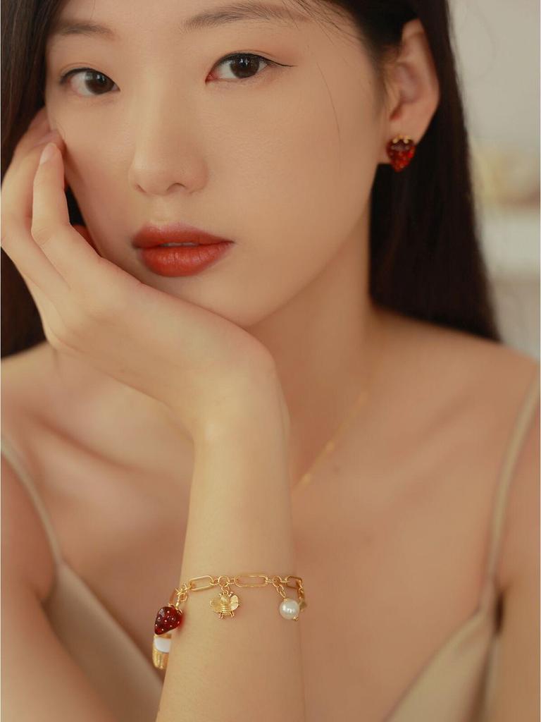 Niche Mori-Style Floral Strawberry Pearl Bee Metal Bracelet