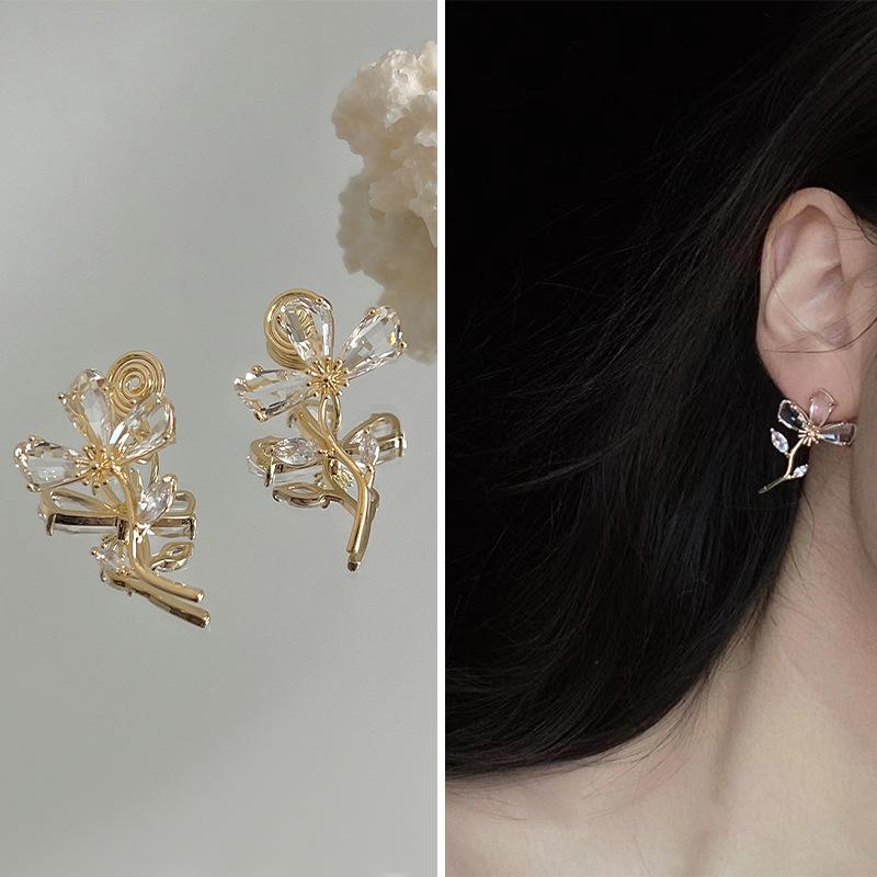 French Retro Pearl Clip-On Earrings: Mosquito Coil Design, Hong Kong Niche Style, No Piercing Needed, Women's High-End Fashion Accessories.