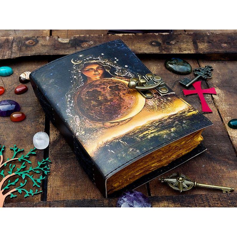 

Кожаный блокнот ручной работы Богиня-мать для мужчин и женщин, дорожный скетчбук, чистая книга с бумагой ручной работы с состаренным краем и замком 7 x 5 in