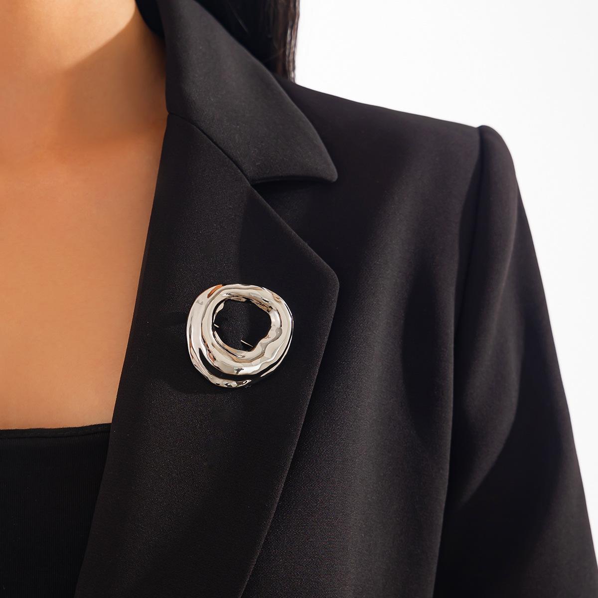 Шикарная трансграничная брошь из сплава: Неправильная металлическая булавка для костюма с отделкой под лен