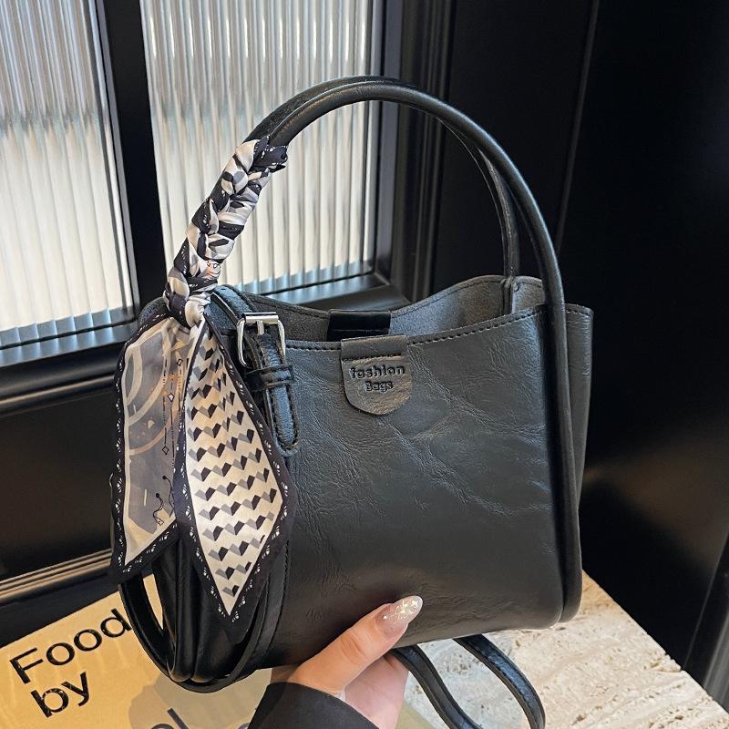 This Year, Korean Niche Retro and Simple Portable Bucket Bags Are Popular, Fashionable and Versatile Commuter Textured Women's Messenger Bags.