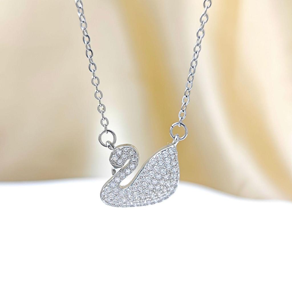 Classic Full Diamond Swan Necklace for Women, Elegant Zirconia Choker, Versatile Titanium Steel Clavicle Chain.