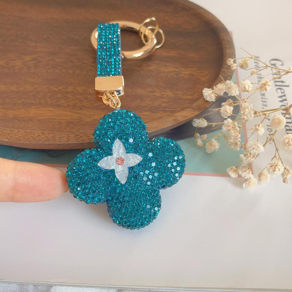 Elegant Rhinestone Four-Leaf Clover Keychain: Luxurious Bag Pendant & Car Accessory