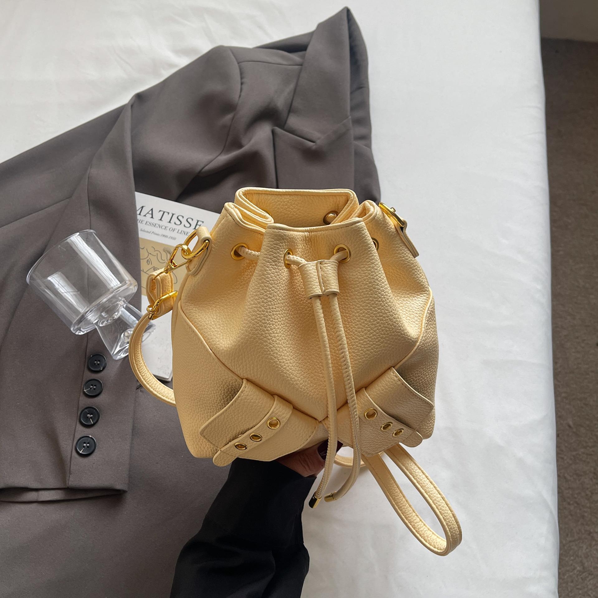 

Wholesale niche bags women s summer versatile 2025 new trendy fashion pumping strap messenger bag chain bucket bag One size