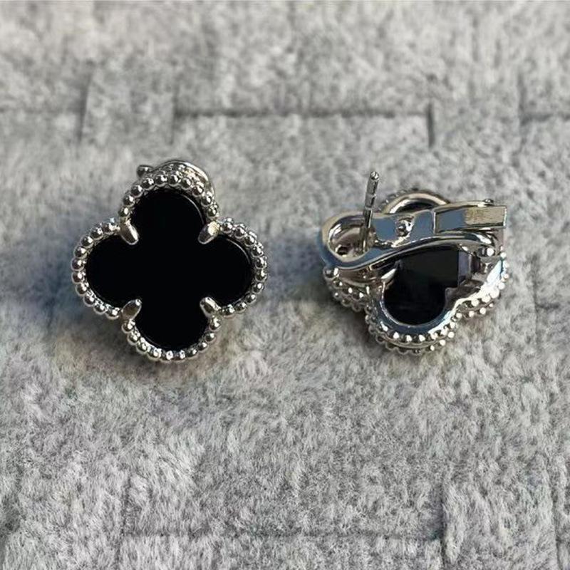 Dört Yapraklı Yonca 15mm Küpelerin Yüksek Versiyonu Kulak Vuruşları Kadın 18k Işık Lüks Ins Tasarım Moda Çok Yönlü Küpeler