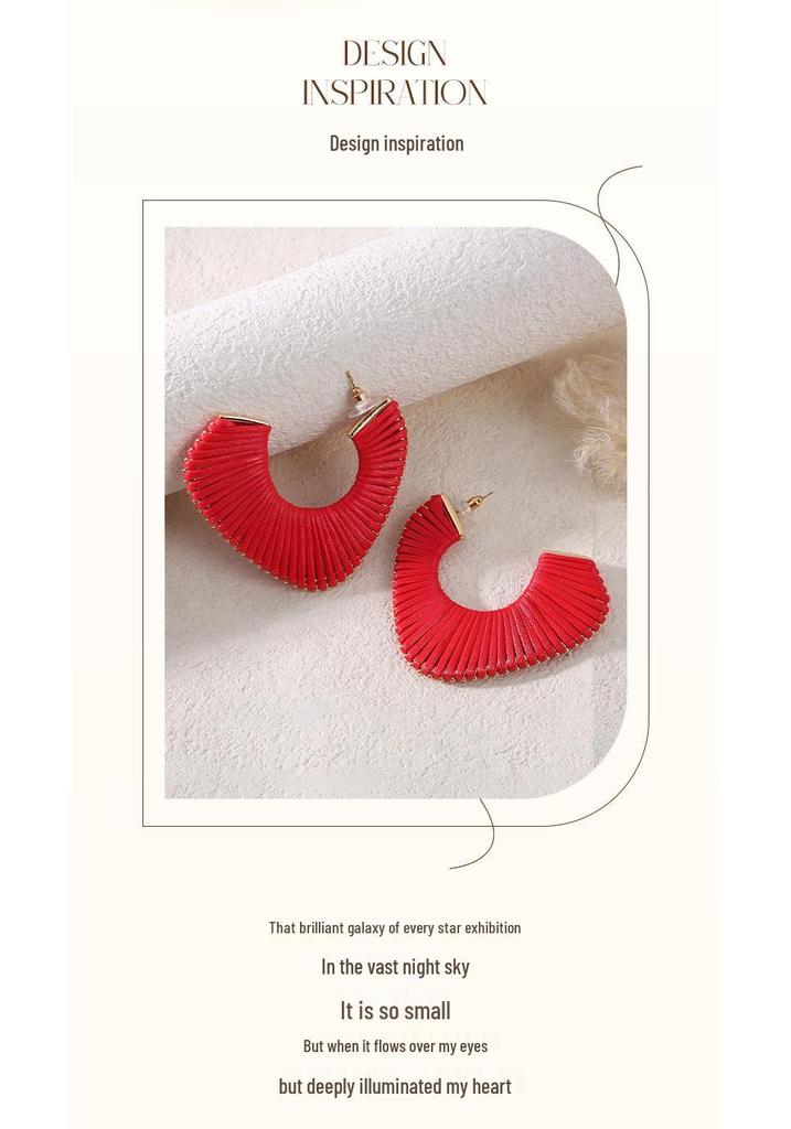 Exaggerated Retro C-Shaped Maillard Weave Stud Earrings: Light Luxury with a High-End, Sophisticated Temperament